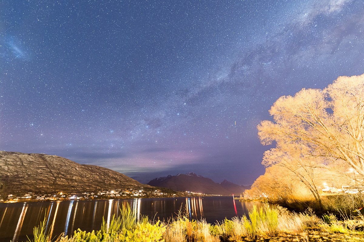 皇后鎮星空,隱約可見南極光